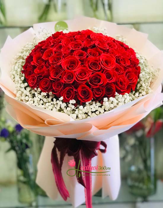 A very strange bouquet of red roses combined with meaningful white marbles